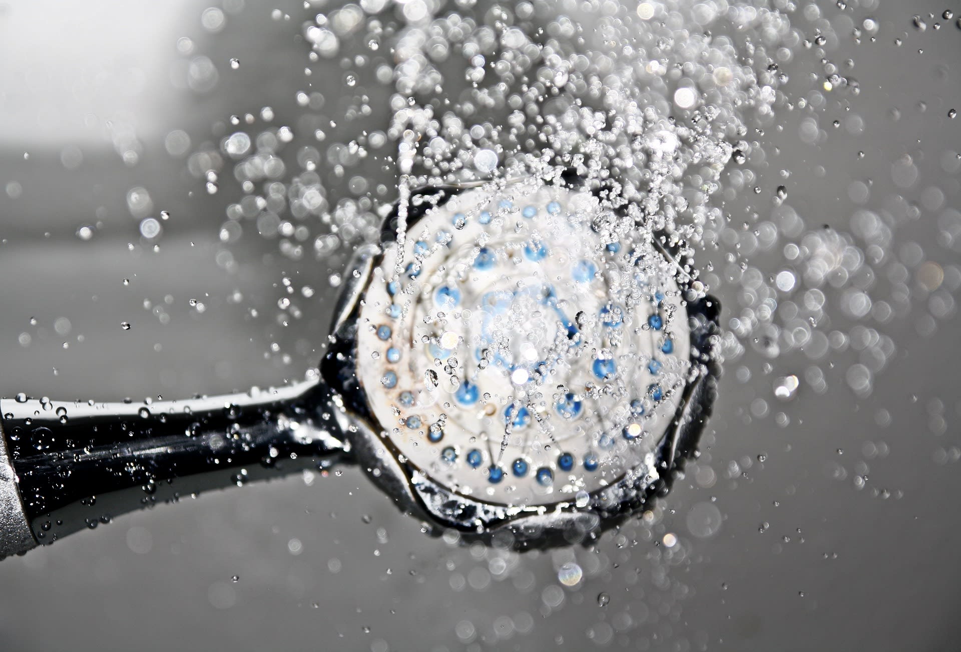 ¿Por qué se sale el agua por la mampara de la ducha? ¿Cómo solucionarlo?