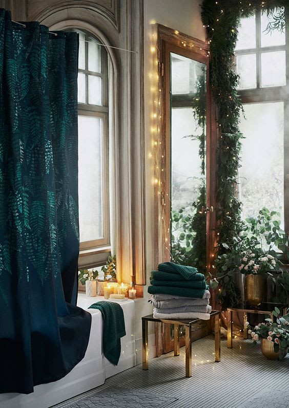 Decora tu baño por Navidad con luces y toques naturales