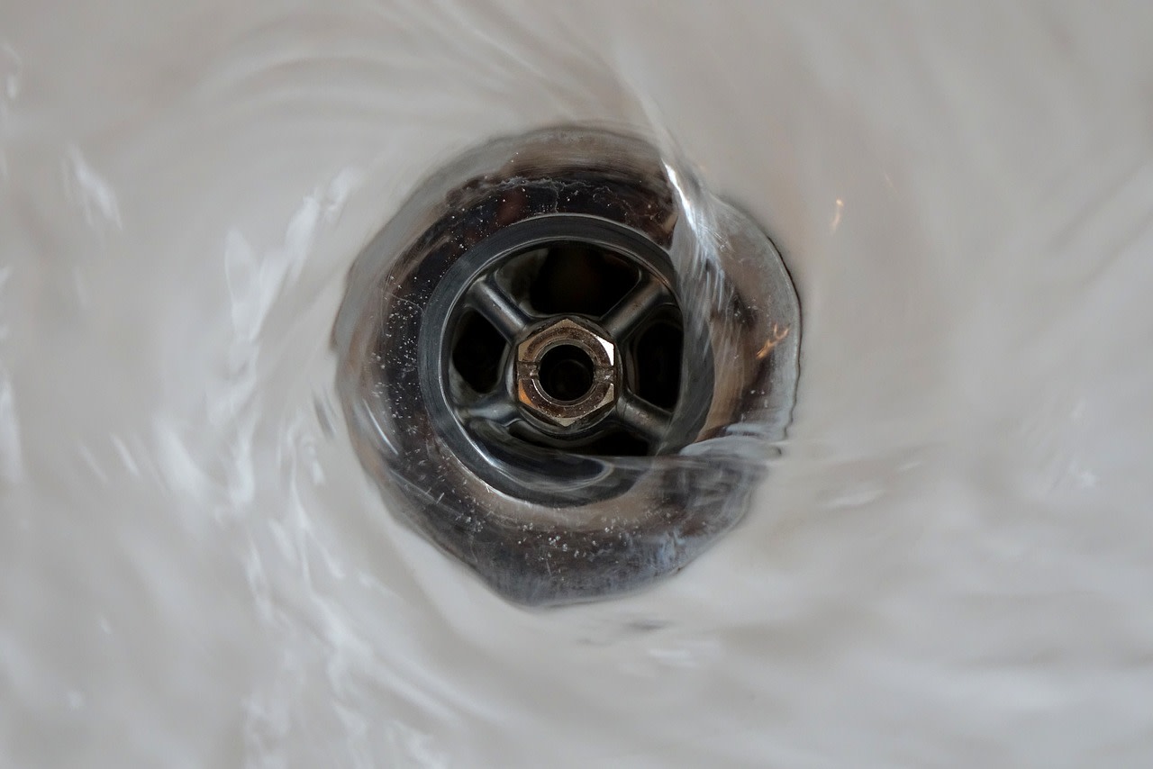 ¿Por qué se queda agua estancada en el plato de ducha?