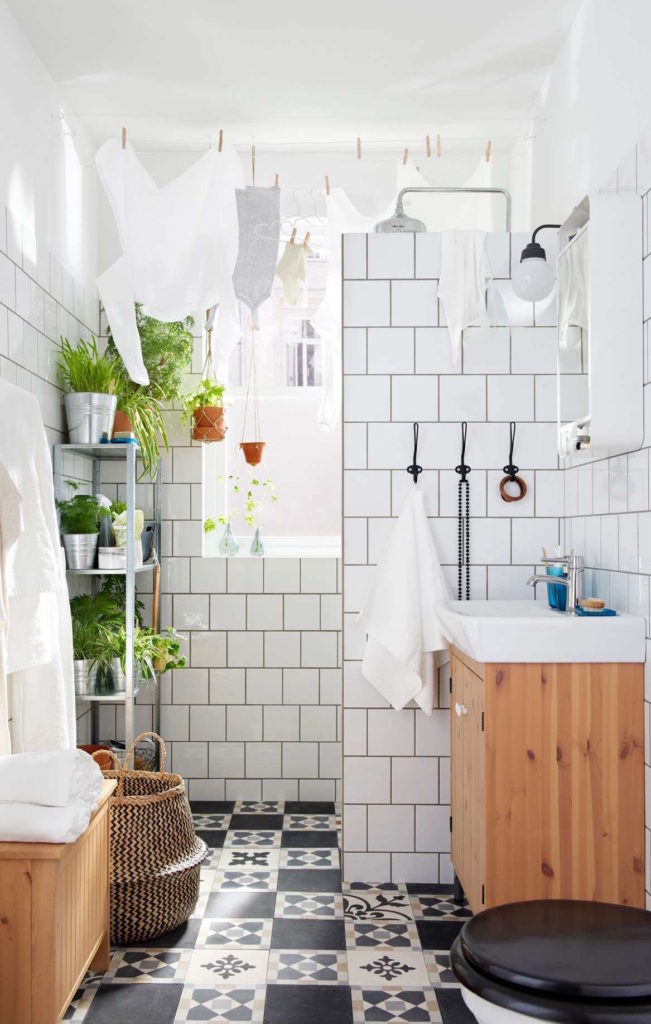 Cuarto de baño en blanco decorado con macetas y plantas de Ikea Baños 2017