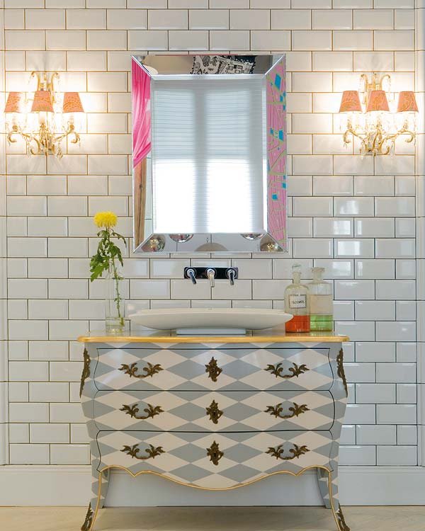 Azulejos rectangulares blancos en baño de estilo vintage