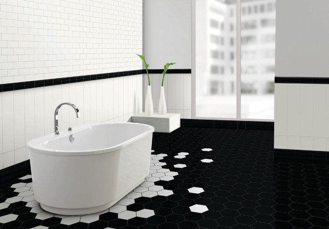 Bañera con suelo de baldosas hexagonales en blanco y negro