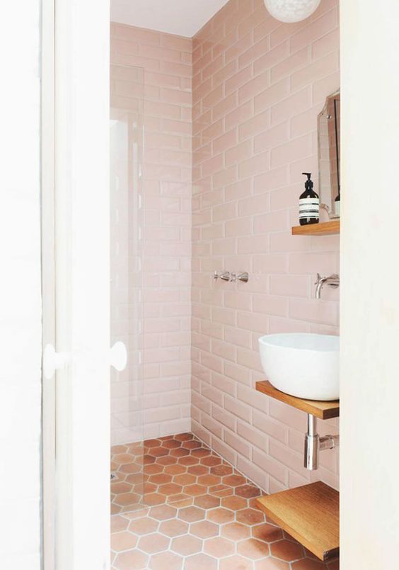 Baño con azulejos en tono rosa pálido
