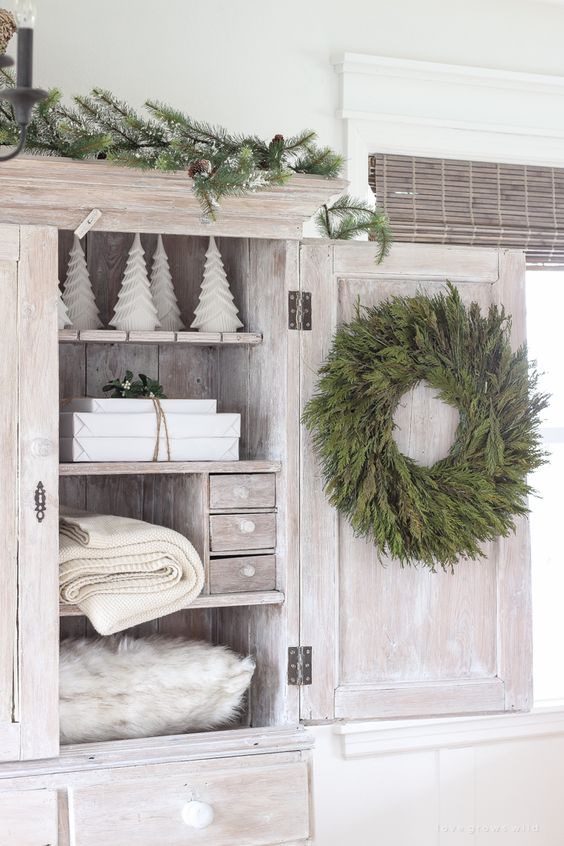 Armario de baño decorado con elementos naturales y de evocación navideña