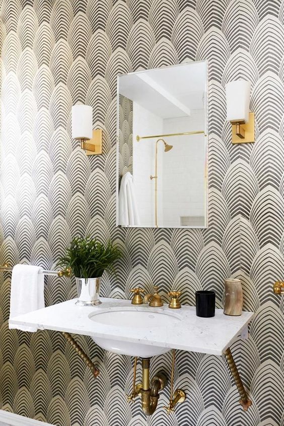 Cuarto de baño con papel pintado estilo art deco