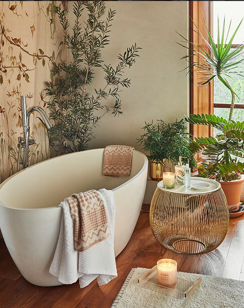 Un baño de lo más natural con velas y bañera exenta