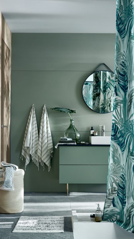 Baño con cortinas de motivos vegetales de H&M Home