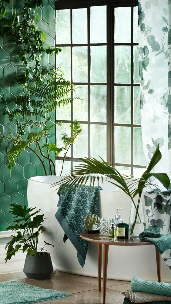 Baño decorado en tonos verdes y con plantas de H&M Home