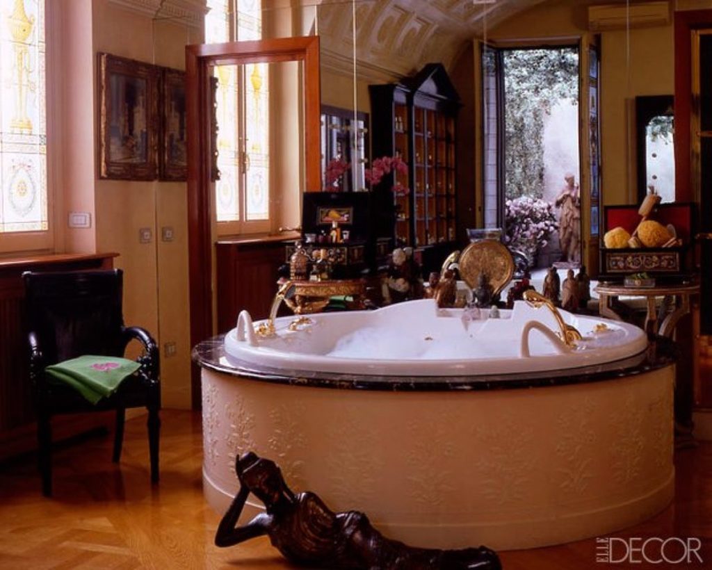 El barroco baño de Donatella Versace