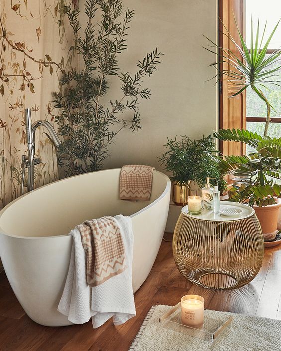 Baño con plantas y bañera exenta