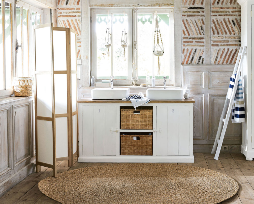 Baño decorado para el verano en estilo marinero