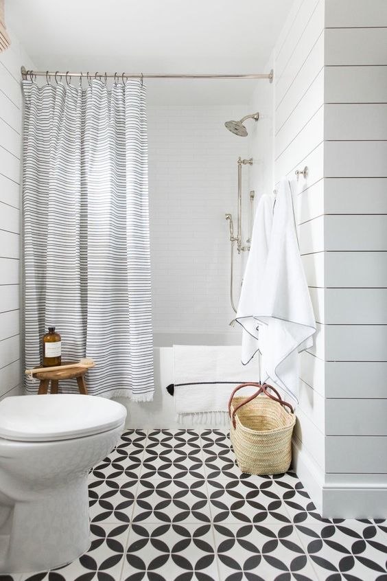 Baño en blanco y con taburete de madera