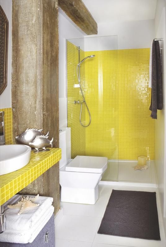 Cuarto de baño con fijo de ducha y azulejos en color amarillo limón