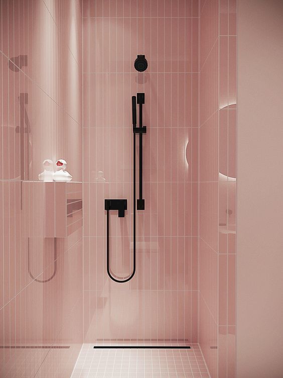 Ducha con azulejos en color rosa pálido y grifería de ducha negra