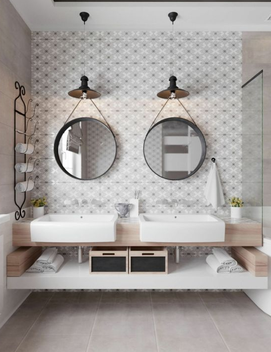 baño de doble tocador con espejos redondos colgados baño de doble tocador con dos espejos colgados