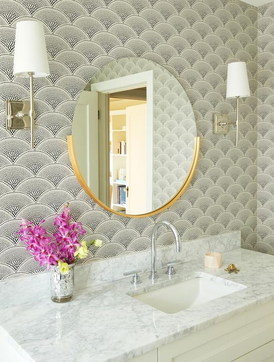 Espejo redondo en baño vintage con papel de pared art deco