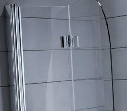 Mampara de ba&ntilde;era con cristales unidos por bisagra de lat&oacute;n